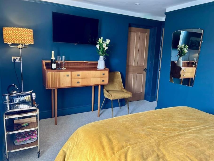 Stylish Retro Hotel Room Above Pub Shepton Mallet Ngoại thất bức ảnh