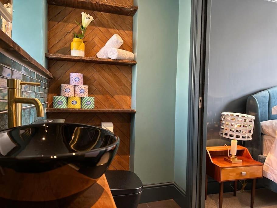 Stylish Retro Hotel Room Above Pub Shepton Mallet Ngoại thất bức ảnh